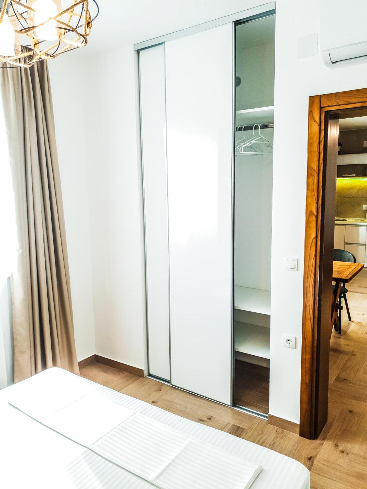 Lacasa Apartments & Restaurant Ulcinj Bilik gambar