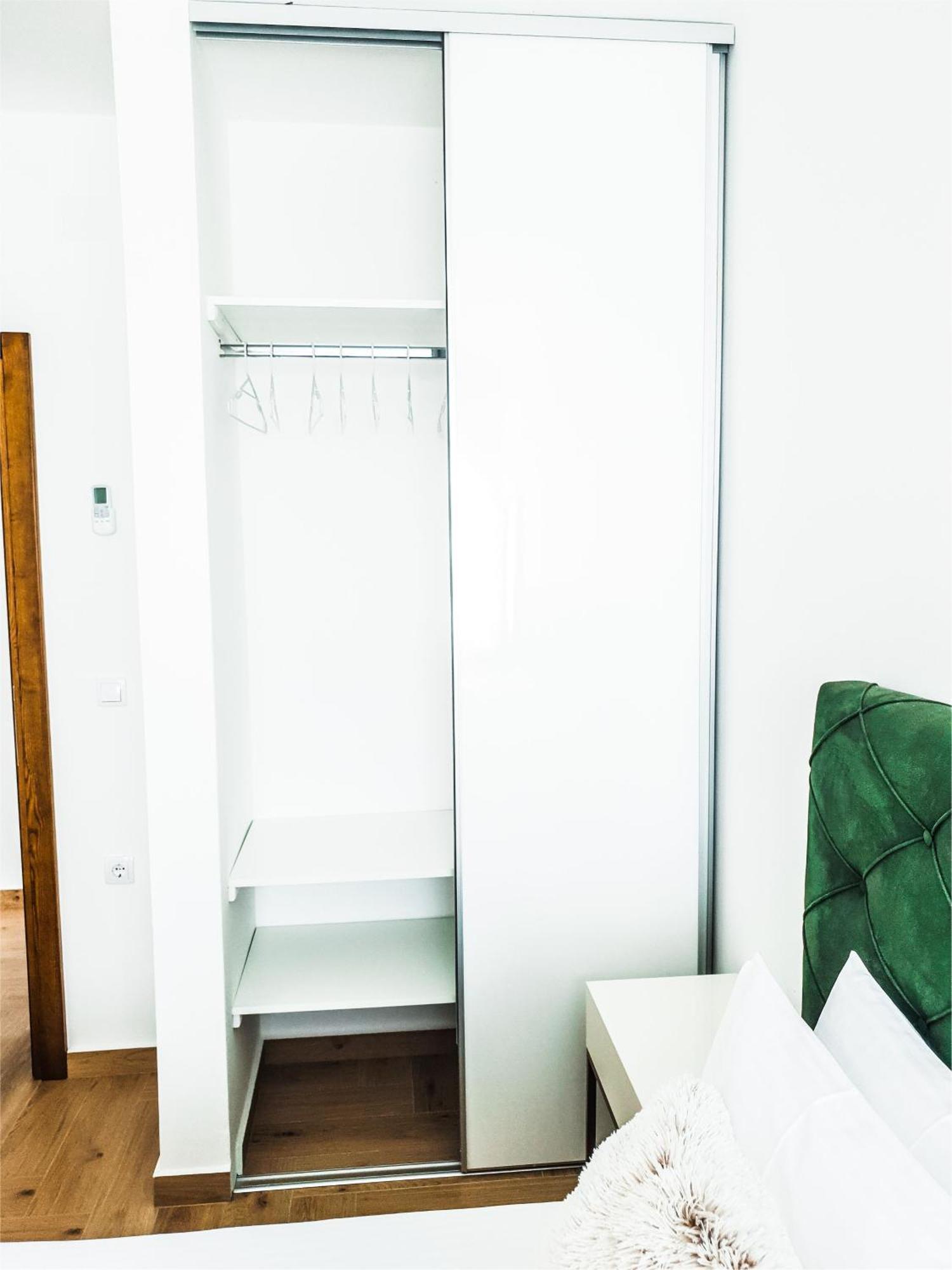 Lacasa Apartments & Restaurant Ulcinj Bilik gambar